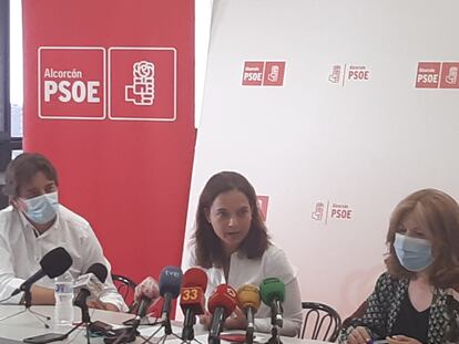 De izquierda a derecha, Javier Ayala, alcalde de Fuenlabrada; Sara Hernández, de Getafe; y Natalia de Andrés, de Alcorcón.