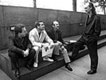 Sentados, de izquierda a derecha, Roderic Guigó, Pavel Peuzner y Temple Smith. De pie, Alfonso Valencia.
