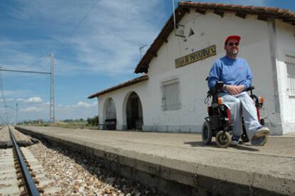 Javier Álvarez va todos los días a ver las vías y a ver pasar los trenes.