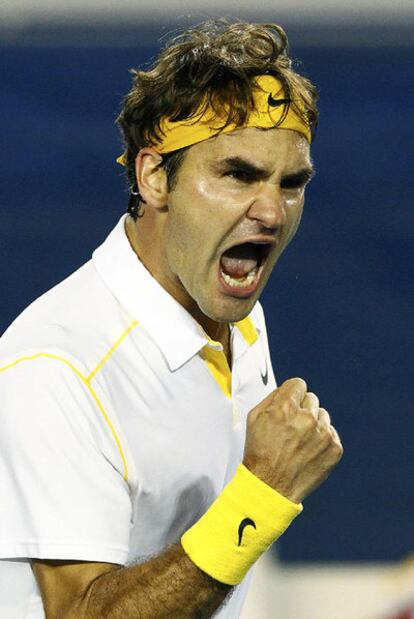 Federer celebra un golpe ganador frente a Simon.