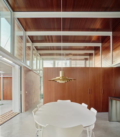 La vivienda apuesta por borrar las fronteras entre exteriores e interiores, como en este salón.