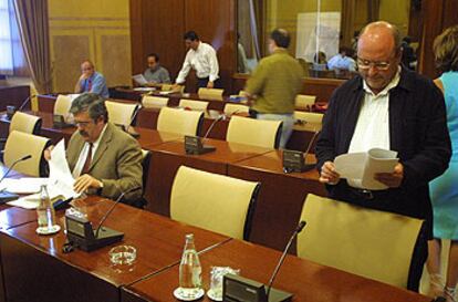 Antonio Romero (a la izquierda) y José Caballos repasan papeles antes de la comisión.