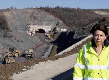 La ministra de Fomento ante las obras de la Y ferroviaria.