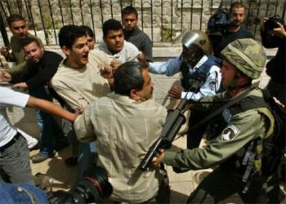 La policía israelí se enfrenta a los manifestantes en la Explanada de las Mezquitas.