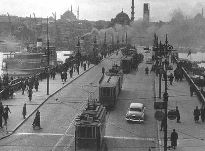 Puente de Galata en Estambul a mediados del siglo XX.