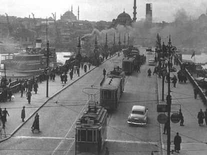 Puente de Galata en Estambul a mediados del siglo XX.