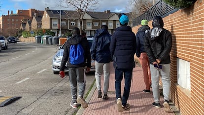 Algunos de los jóvenes acogidos en el campamento de Alcalá de Henares (Madrid), en una imagen de enero de este año.