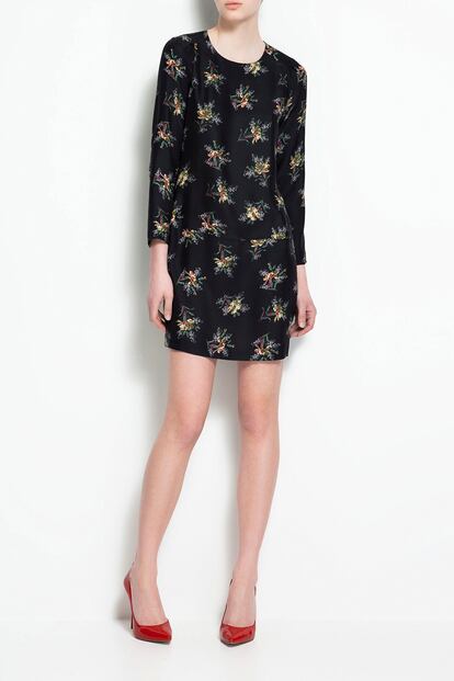 Vestido de seda cortado a cadera con estampado floral. De Zara. Precio: 59,95 euros.