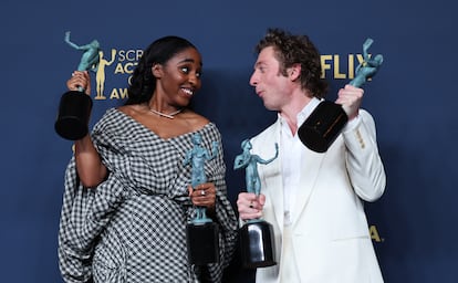 Ayo Edebiri y Jeremy Allen White con sus premios como mejor actriz y actor de serie de comedia por 'The Bear' y también al mejor reparto en serie de comedia, en los galardones del Sindicato de Actores.