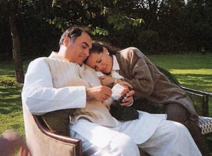 Rajiv y Sonia Gandhi, en su casa de campo en Nueva Delhi.