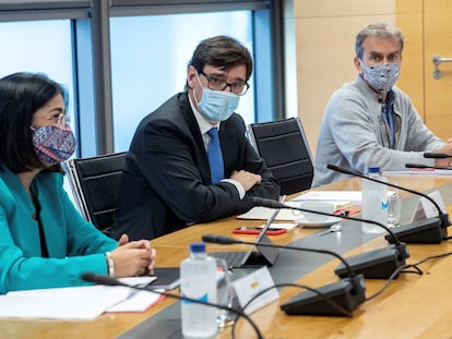 (l-r) Territorial Policy Minister Carolina Darias, Health Minister Salvador Illa and Fernando Simón, the director of the Health Ministry’s Coordination Center for Health Alerts, on Thursday.