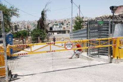 Los palestinos deben cruzar a diario los 'chekpoints' para acceder a las zonas designadas por Israel. En cada control pueden cacheados, negada la entrada o salida y sufrir una detención.
