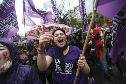 Miles de personas participan de la marcha convocada por la plataforma social "Ni Una Menos", en Buenos Aires.