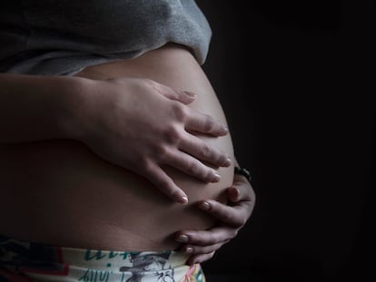 Una mujer embarazada.