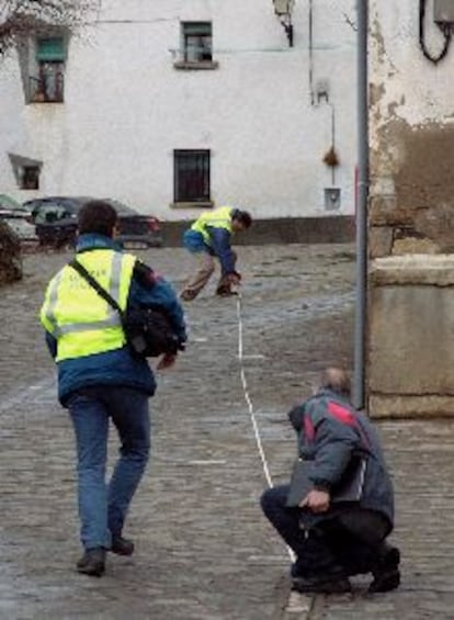 Agentes de la Guardia Civil reconstruan ayer el suceso en Jasa.