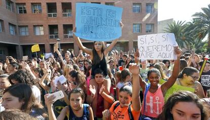 Miles de estudiantes protestan frente a la Consejer&iacute;a de Educaci&oacute;n por las altas temperaturas en las aulas. 