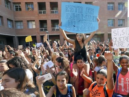 Miles de estudiantes protestan frente a la Consejer&iacute;a de Educaci&oacute;n por las altas temperaturas en las aulas. 