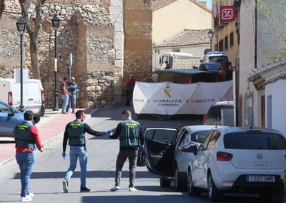 Miembros de la Guardia Civil y servicios funerarios en la casa de Loeches donde se produjo el crimen.