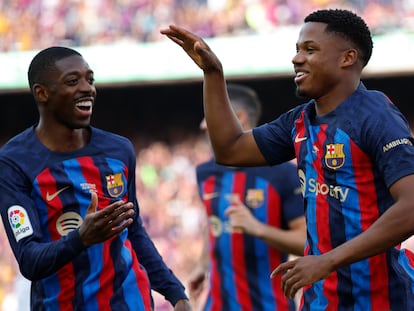 Ansu Fati y Dembélé celebran el primer gol del partido entre el Barcelona y el Mallorca.