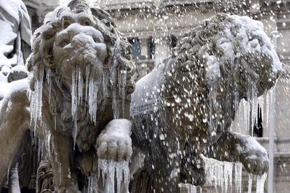 Los leones de la fuente de La Cibeles de Madrid amanecieron ayer helados.