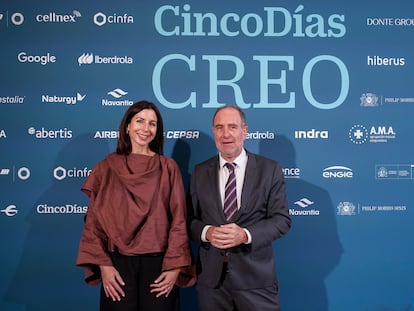 Carmen González Gens, vicepresidenta de Huawei España, y Enric Hernández.