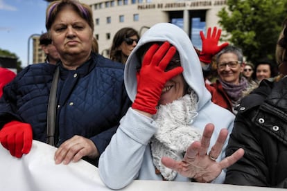 Concentración feminista ante las puertas del Palacio de Justicia de Pamplona.