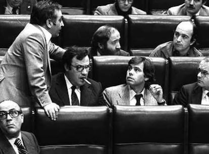 Nicolás Redondo, de pie entre los escaños socialistas del Congreso, en 1979. Abajo, Leopoldo Calvo-Sotelo. En la segunda fila, Gregorio Peces-Barba y Felipe González. Arriba, Ciriaco de Vicente y Joaquín Almunia.