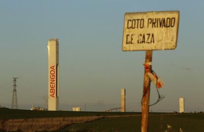 Torre en una de las plantas solares de Abengoa.