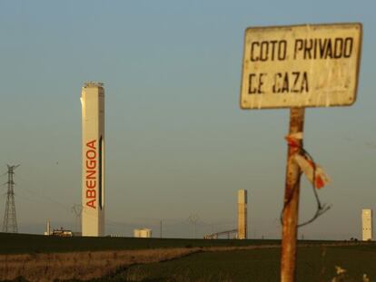 Torre en una de las plantas solares de Abengoa.