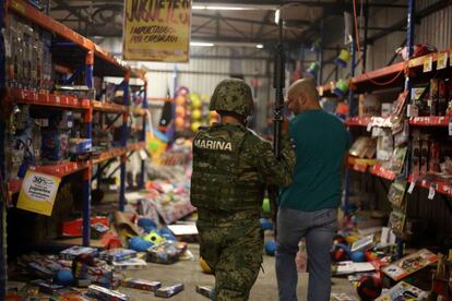 Un militar asegura una tienda después del saqueo, en Veracruz (México).