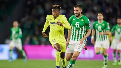 Samuel Chukwueze se marcha en velocidad del bético Pezzella.