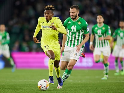 Samuel Chukwueze se marcha en velocidad del bético Pezzella.