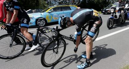 Froome se sube a la bicicleta tras sufrir una ca&iacute;da.