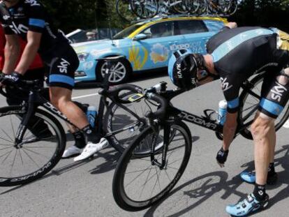 Froome se sube a la bicicleta tras sufrir una ca&iacute;da.