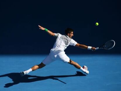Djokovic se estira para devolver la bola a Fognini en su partido de octavos de final en Melbourne