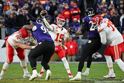 Patrick Mahomes, el quarterback de Kansas City, lanza el balón en el segundo cuarto de la final de la conferencia, contra Baltimore.