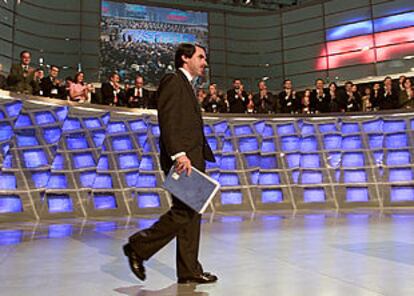 José María Aznar se dirige a la tribuna para pronunciar el discurso de clausura del XIV Congreso del PP.