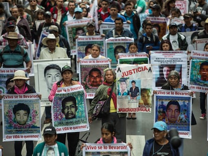 Familiares de los 43 estudiantes desaparecidos se manifiestan en Ciudad de México, el 26 de septiembre de 2015.
