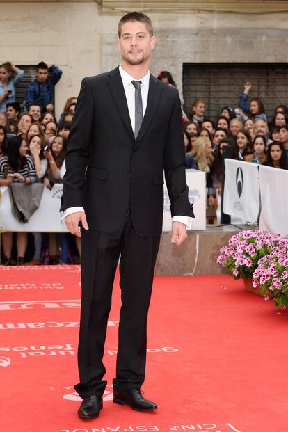 Luis Fernández muy formalito con traje y corbata.