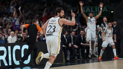 Llull celebra una canasta ante el Baskonia.