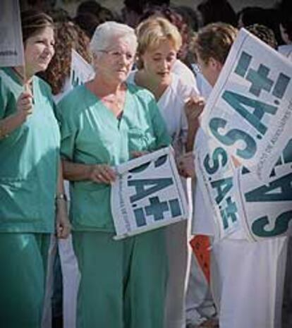 Participantes en la concentración de trabajadores de la sanidad ayer en el hospital La Fe de Valencia.