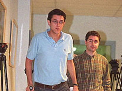 Eduardo Madina,dirigente de las Juventudes Socialistas en el País Vasco. PLANO ENTERO - ESCENA
