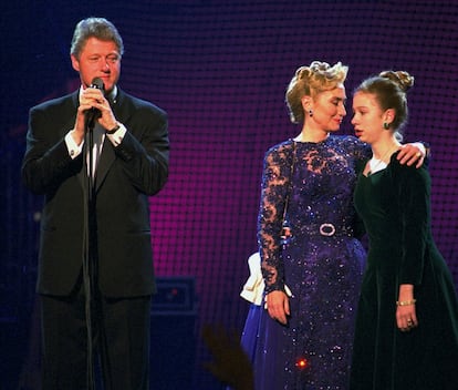 Bill Clinton se dirige a los asistente al baile inaugural, en presencia de su esposa Hillary y su hija Chelsea.