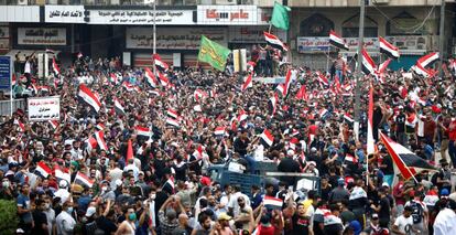 Miles de ciudadanos se manifiestan este viernes en Bagdad.