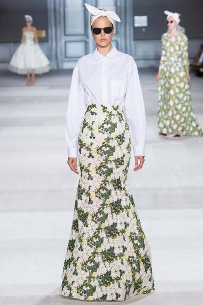 Giambattista Valli apuesta por la feminidad de rayas y flores