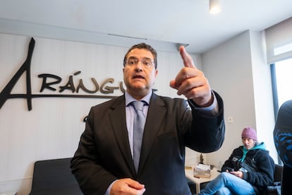 Carlos Aránguez, abogado de Juana Rivas, haciendo declaraciones a la prensa.