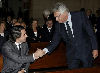 Felipe Gonzlez saluda a Jos Mara Aznar durante el funeral por Leopoldo Calvo-Sotelo.