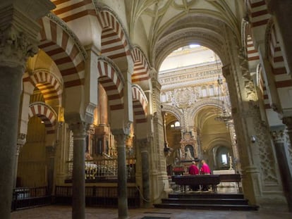 Sacerdotes en el interior de la Mezquita-Catedral de Córdoba. 