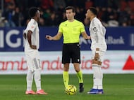 Vinicius Junior y Kylian Mbappé hablan con el árbitro durante el partido contra Osasuna.