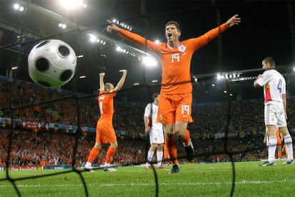 Huntelaar celebra un gol con la selección holandesa.